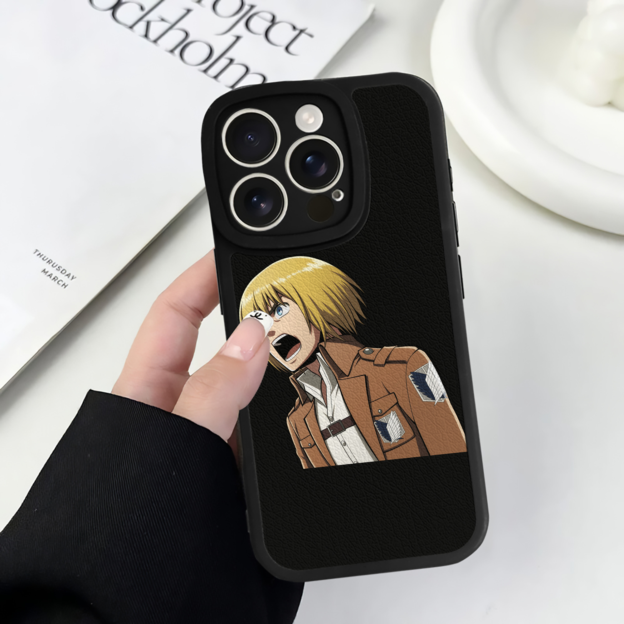 （画像用） 進撃の巨人 アルミン·アルレルト Attack on Titan Armin Arlert 【iPhone 16シリーズ対応】シリコンスマホケース（レザー調） 材質：シリコン